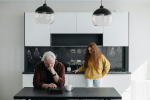 Read more about the article 60대 남성이 알아둬야 할 속 불편 원인과 대처 팁 5가지