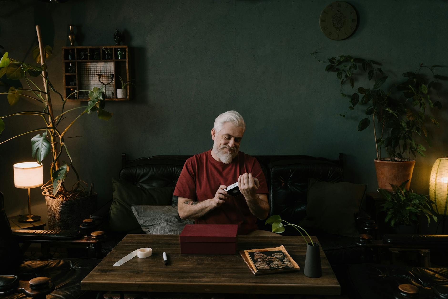 Read more about the article 60대 남성이 앉아 있을 때 허리가 더 아픈 이유와 실천 가능한 5가지 팁을 제시한다