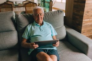 Read more about the article 60대 남성이 저녁에 에너지가 떨어지는 흔한 이유와 실천 팁 5가지