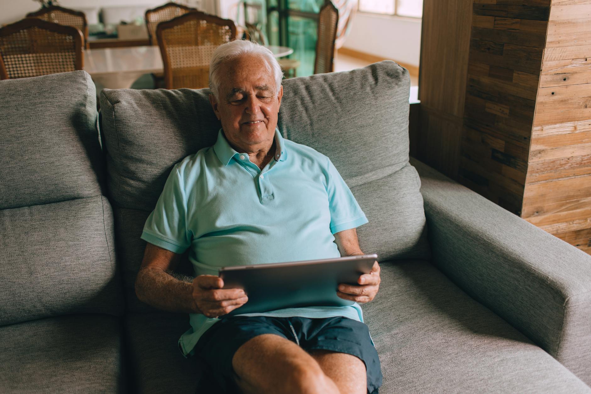 You are currently viewing 60대 남성이 저녁에 에너지가 떨어지는 흔한 이유와 실천 팁 5가지